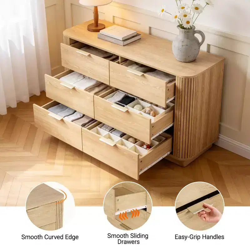 Comò a 6 cassetti con pannelli scanalati curvi – Rovere naturale