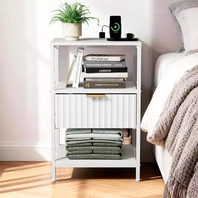 Comodino da 38 cm con 1 cassetto, 2 ripiani e presa di corrente USA