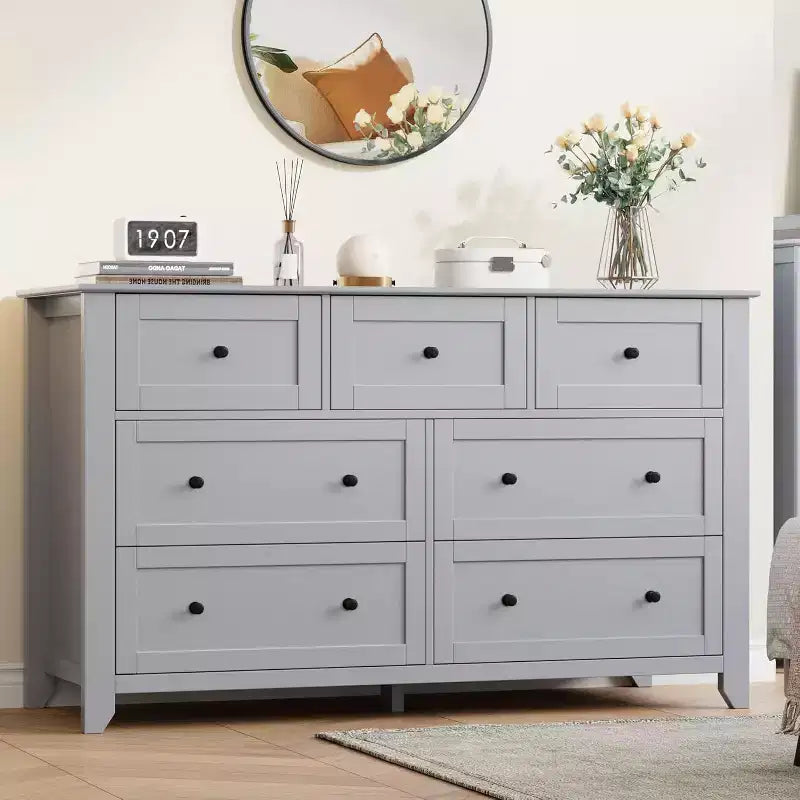 Comò a 7 cassetti da 54" con pomelli in metallo e gambe in legno