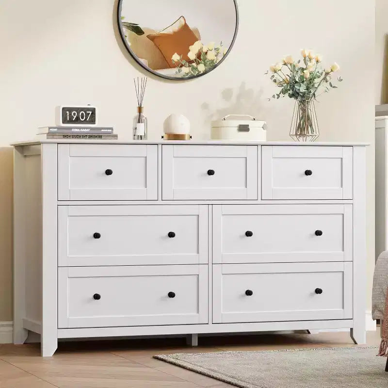 Comò a 7 cassetti da 54" con pomelli in metallo e gambe in legno